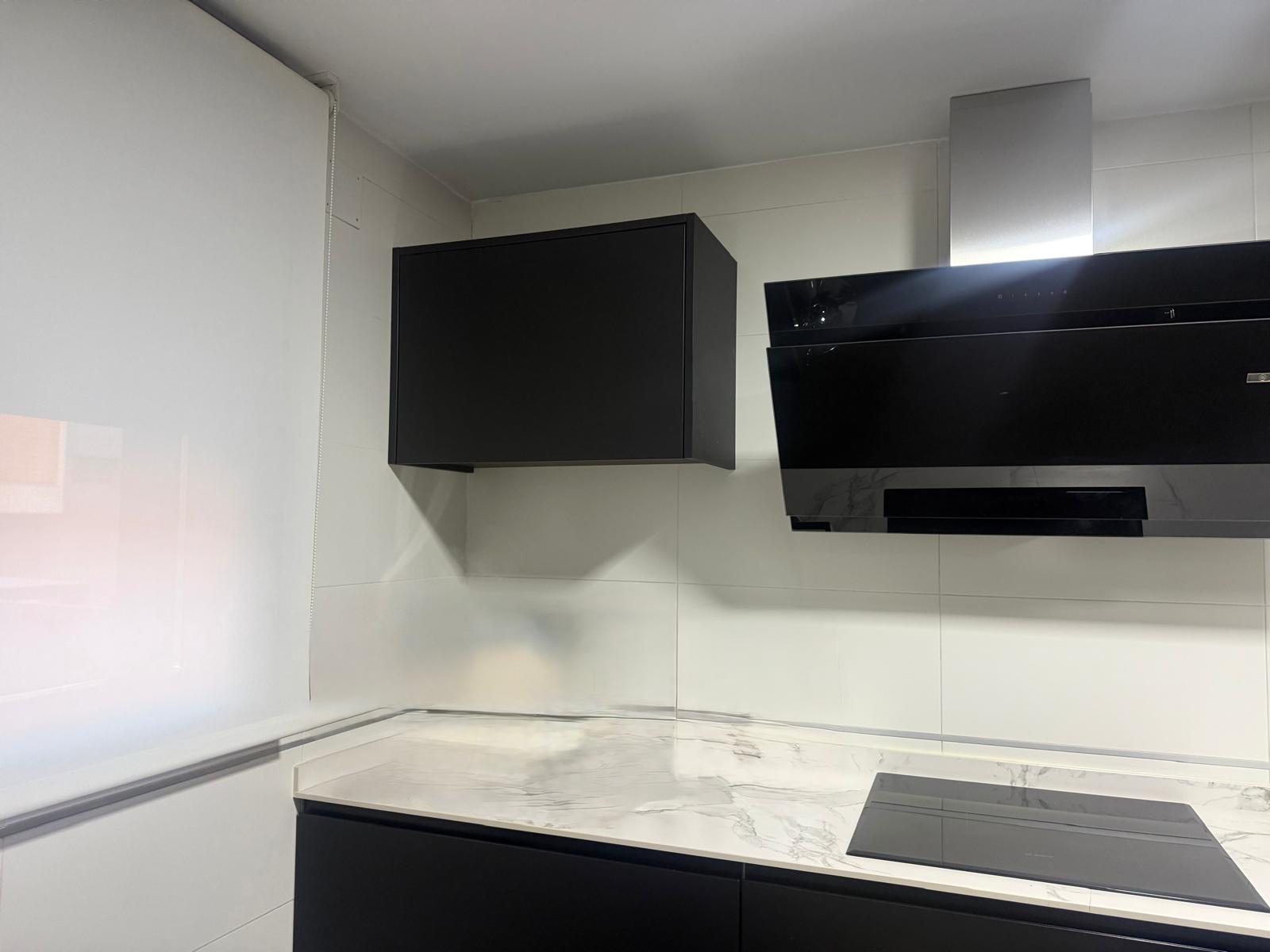 Frente de cocina con campana de cristal