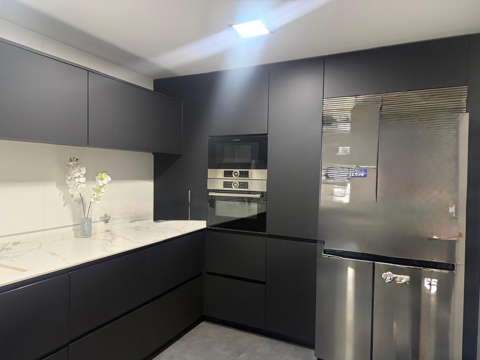 Módulos de cocina en negro mate con frente continuo