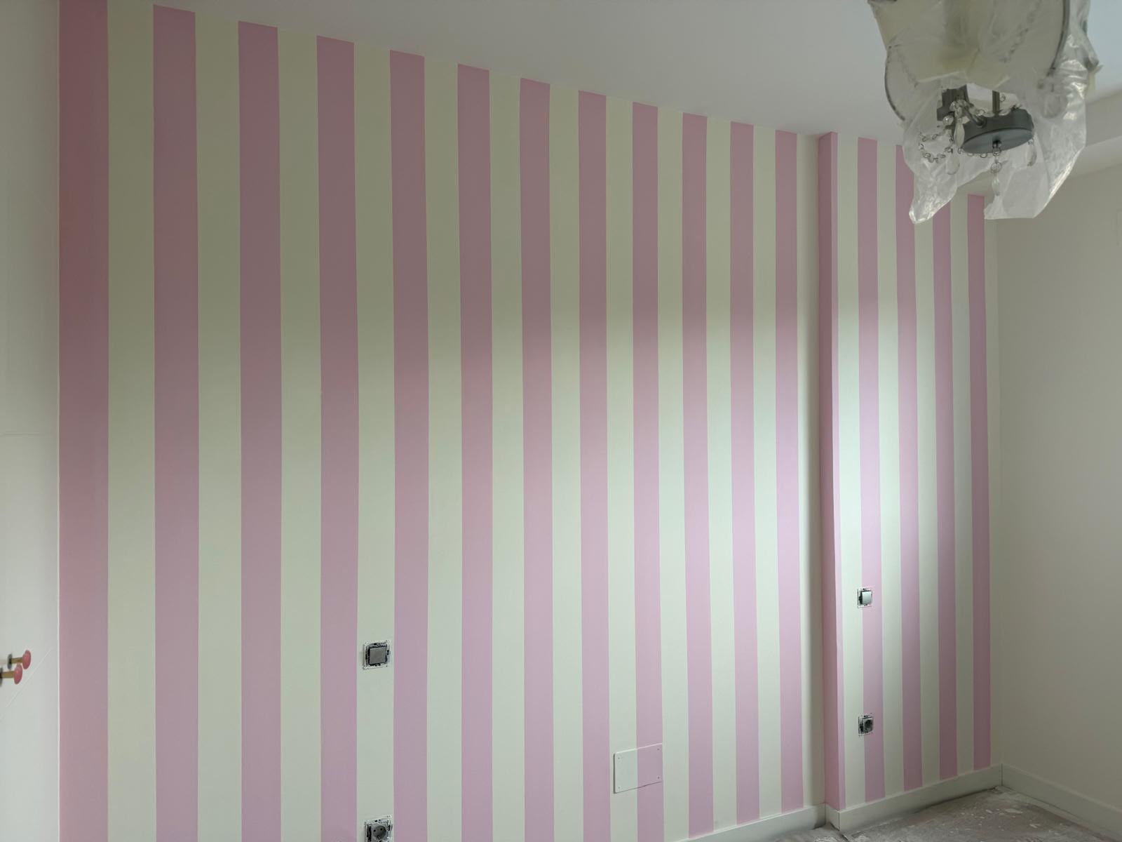 Pared pintada a rayas rosas